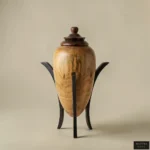 وعاء خشبي نحتي بغطاء